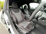 【コックピットシート】BMW車の主役席。車体中央にくる様に配置し車両重心とが一致する事でドライバーと車との一体感あるドライビングを実現。人間工学に基づき形成した形状が長時間のドライブ疲労も軽減します!