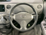 インテリアに合わせたデザインのステアリングは、運転される方のことも考え、運転しやすい形状、大きさです。是非一度、実際に触ってお確かめください。