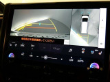 【全周囲モニター】車を上空から見下ろしたような映像をカーナビ画面に映し出し、車庫入れや縦列駐車をサポートしてくれます。