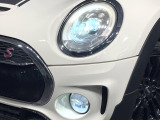●LEDヘッドライト:夜間走行時も良好な視界を確保し安心して運転できる高輝度LEDヘッドライトを装備!点灯速度が早く、消費電力も抑えられています。