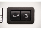 【クローザー】 スイッチを押すと電動でバックドアが閉まります。