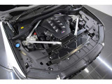 4.4L  V型8気筒DOHCツインターボ+モーター、エンジン:530ps/76.5kgm、モーター:12ps/20.4kgm