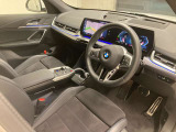 【コックピットシート】BMW車の主役席。車体中央にくる様に配置し車両重心とが一致する事でドライバーと車との一体感あるドライビングを実現。人間工学に基づき形成した形状が長時間のドライブ疲労も軽減します!