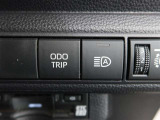 オートマチックハイビームとは、先行車や対向車のライトを認識し、ハイビームとロービームを自動で切り替える機能です。夜道の視界を確保します。詳細は販売店スタッフまでおたずねください。