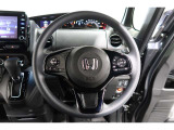 運転中もハンドルでの操作が可能です。特に高速道路等の目が離せない運転時には、便利さだけでなく、安全性も兼ね備えております。