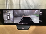 狭い場所での駐車やすれ違いなどでより的確な運転操作に役立つ360&deg;ビューモニターが装備されています。