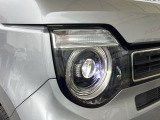 明るく白い光のLEDヘッドライトにより、夜間でも遠くまで見通しやすく、安全性が高まります。