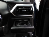 運転席のカップホルダーはエアコンの吹き出し口にありますので冷やしたり温めたりすることが出来ます☆