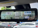 【スマートリヤビューミラー】後席の大きな荷物や同乗者で後方が確認しづらい時でも安心!カメラが撮影した車両後方の映像をルームミラー内に表示。クリアな視界で状況の確認が可能です!