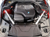 【BMWエンジン】革新的なガソリン・エンジン・テクノロジーによる高性能かつ高効率。レスポンスの良いパワーを発揮。常にスムーズな吸気を実現しアクセル開度にダイレクトに反応しドライビングを楽しく演出。