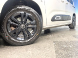 ●純正16インチアルミホイール:輸入車ならではの卓越した走りを支えるホイールと足回りです!日本車の走りに慣れている方にもぜひ体感して頂きたいほど、高いレベルでまとまっています!
