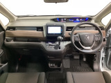 車内は光触媒抗菌消臭施工済です。スタイリッシュなデザインで暖かみのあるインパネ周りを演出します。グローブボックスやカップホルダーのほかにトレーなどたくさんの収納スペースが装備されています。