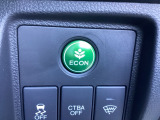 ECONモードの機能として、「燃費が良くなるアクセル制御」があります。アクセルペダルを余分に踏み込んでしまった場合でも、自動的に燃料の噴射量を抑え、エンジンの効率が良い領域で働かせるようにします。
