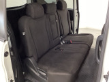 2列目シートは背もたれの角度調節ができるベンチシートになっております。長距離運転になってもゆったりとできるように、アームレストがついてます。