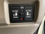 リアドアは乗り降りに便利な両側電動スライドドアです。また運転席に座っていながらスイッチ操作で自在にスライドドアを開け閉めできます。