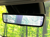 【デジタルインナーミラー】後席の大きな荷物や同乗者で後方が確認しづらい時でも安心!カメラが撮影した車両後方の映像をルームミラー内に表示。クリアな視界で状況の確認が可能です!