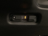 ハンドルの左下にETCがついています。高速道路の料金所の通過も楽々です!。 カードの取り出しもしやすい場所についています。