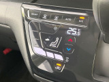 【オートエアコン】一度お好みの温度に設定すれば、車内の温度を検知し風量や温度を自動で調整。暑い&hellip;寒い&hellip;と何度もスイッチ操作をする必要はありません。快適な車内空間には必須の機能ですね♪
