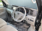 ガラスエリアが広く見晴らしのいい運転席。疲れにくいシートと相まって、安全快適に日常をサポートしてくれます。