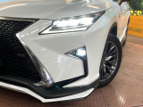 【三眼LEDヘッドライト】スタイリッシュな見た目の三眼LEDヘッドライトを装備♪スタイルだけでなく、夜間の走行も視界良好で安心してお乗りいただけます。