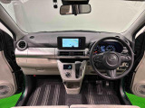 上質で美しいデザインの運転席空間。UVカット機能の付いたフロントガラスは、面積や位置取りが良く、前方・右前・左前方向の視認性がいいですよ!