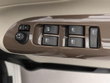 パワーウィンドゥ 運転席ドアスイッチ照明付です。電動格納ミラーも手元でワンモーションで可能です。