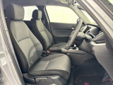 乗降がしやすい運転席。高さが調節できて小柄な方でも運転しやすいポジションをとることができます。