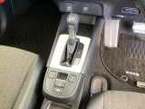 シンプルでとても使いやすいフロアシフトに、パーキングブレーキは電子制御パーキングブレーキです。