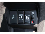 リアは両側パワースライドドアで開閉には運転席のスイッチ、もしくはスライドドアのドアハンドルを軽く引くだけで自動開閉します。