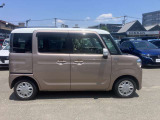 サイドから見ても素敵なデザインの軽自動車です!天井も高く室内空間も広く快適です☆