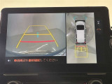 パノラミックビューモニター付きです。車両を上から見たような映像をディスプレイオーディオ画面に表示。運転席からの目視だけでは見にくい、車両周辺の状況をリアルタイムでしっかり確認できます。