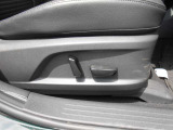 運転席は電動パワーシート。電動ならではの細かい調整が出来、身長に関係なく運転しやすいポジションがとれます。