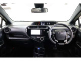 フードが低いセンターメーターで運転席からの視界は良く、助手席からもメータの情報を見ることが出来ます。操作ボタンやダイヤルが届きやすい位置に配置されていて利便性も良い使いやすい運転席廻りです。