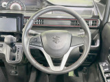 インテリアに合わせたデザインのステアリングは、運転される方のことも考え、運転しやすい形状、大きさです。是非一度、実際に触ってお確かめください。