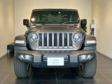 【フロントグリル】7スロットルグリルはJeep伝統の証です。SUVのみにこだわり続けている伝統あるJeep車へお乗り頂いてみてはいかがですか?