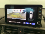 リバースギアに入れるだけで後方の表示へ切り替わります。夜間や雨の日の駐車も楽になりますよ。