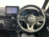 使いやすく安全な操作性と良好な視界を実現した運転席!