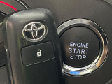 【スマートキー】カバンやポケットに入れたままでもドアの施錠・解錠が可能なスマートキーを装備。エンジンのオン・オフ時もカギを取り出す必要が無いからとっても便利です♪