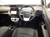 運転席まわりです。 各操作スイッチは使いやすい位置に配置されてます。
