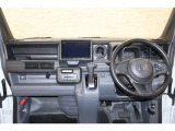 操作性に優れた運転席となります!小物入れや各ボタンの配置にこだわり、使いやすいです!座り心地もよく視認性も良好なのでロングドライブもお任せ下さい!