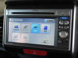 ナビゲーションは純正メモリーナビ(VXM-128VS)を装着しております。AM、FM、CD、DVD再生、ワンセグTVがご使用いただけます。初めて訪れた場所でも安心ですね!