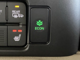 ECON モードをON にするとアクセルペダルの動きに対するエンジンの反応とエアコンの制御を切り換えることで、燃費のいい運転をするドライバーがペダルを踏んだ時と同じようにエンジンを制御します。