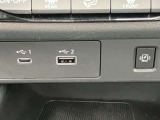 USB接続可能です。スマホを置くだけで充電できるスマート充電器も装備しています。