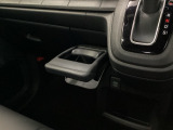 運転席からも助手席からも自由に使えるドリンクホルダーもついております。足元部分にはちょっとした小物を入れるのに便利な収納BOXもあります。