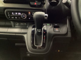 【eコンスイッチ】低燃費運転をサポートするECONモード。スイッチをONすると、エンジンやトランスミッション、A/Cなどを協調制御し、燃費の向上に貢献。エコドライブの効果を高めます。