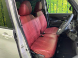 運転席まわりには十分なスペースがあり、大柄な方でもゆったり運転していただける環境です。