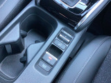 電子パーキングシステム搭載車です。ブレーキホールド機能もついております。アクセルペダルを踏めば自動的に解除します。