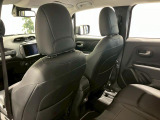 【リアシート】屋根までの高さがある車のため、大人の方でも圧迫感が少なく乗車出来ます。足元は広く取られているため、ゆったりとお乗り頂けます。