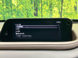 【10.25インチマツダコネクト】車内の雰囲気にマッチした大型ディスプレイ。スマホ接続でのナビ使用やBluetooth再生等、様々な機能が楽しめます。直感的なダイヤル操作が可能で、使い勝手も良好です。