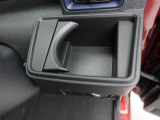 カップホルダーは運転席や助手席からちょうど手の届く位置です!!